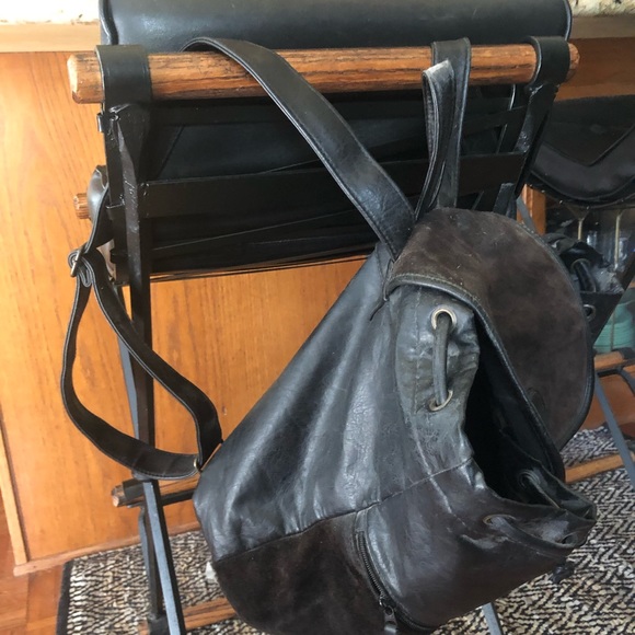 Leather and suede black backpack medium size barely used clasp closure two strap - Picture 2 of 7